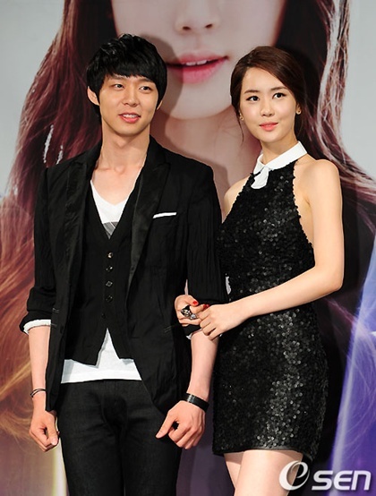 Park Yoo Chun met vriendin  