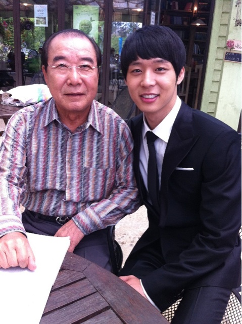 Park Yoo Chun med familie på bildet
  